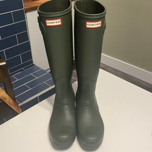 Womens tall hunter rain boots. Size 9, color hunter green